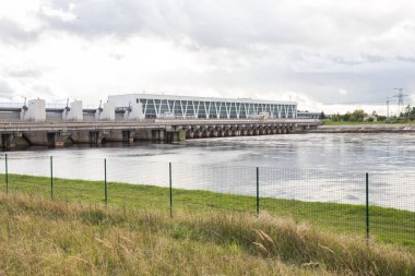 Nehir Daugava hidroelektrik istasyonunda. Seyahat fotoğraf.
