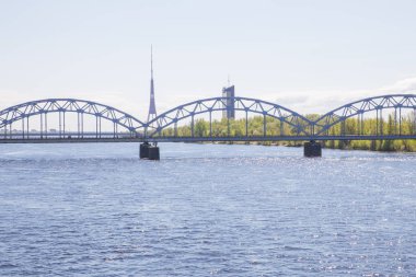 eski demiryolu Köprüsü ve nehir Daugava. 2018