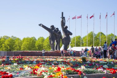 ay 9, kutlama 73 yıl sonra Dünya Savaşı 2, halklar, çiçekler bir