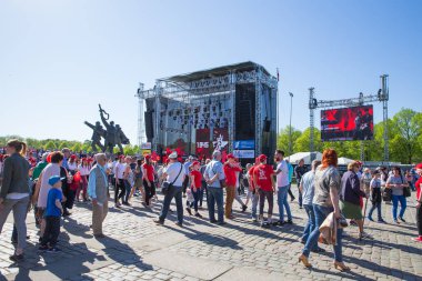 ay 9, kutlama 73 yıl sonra Dünya Savaşı 2, halklar, çiçekler bir