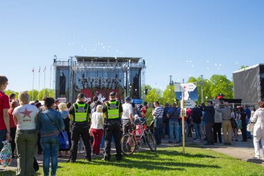 ay 9, kutlama 73 yıl sonra Dünya Savaşı 2, halklar, çiçekler bir