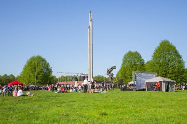 ay 9, kutlama 73 yıl sonra Dünya Savaşı 2, halklar, çiçekler bir