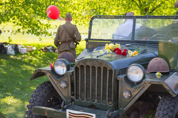 Ay 9, celebración 73 años después de la Segunda Guerra Mundial, pueblos, flores y — Foto de Stock