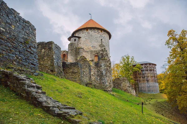 City Cesis, Letland. Oud kasteel en rotsen, herfst. Historisch overzicht — Stockfoto