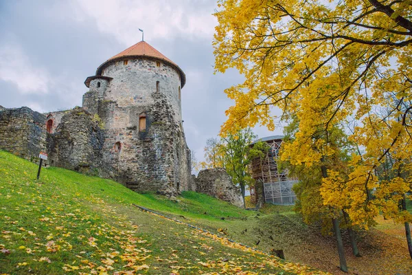 City Cesis, Letland. Oud kasteel en rotsen, herfst. Historisch overzicht — Stockfoto