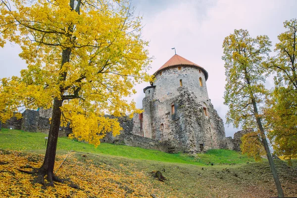 Ciudad Cesis, República de Letonia. Antiguo castillo y rocas, otoño. Histo. — Foto de Stock