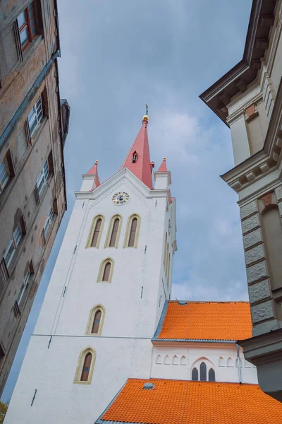 City Cesis, Lotyšsko. Starý kostel a skály, podzim. Histo — Stock fotografie