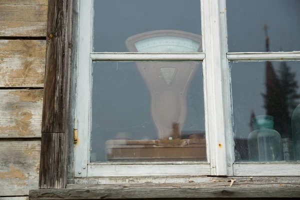 Ciudad Cesis, República de Letonia. Vieja ventana con tarro de vidrio y escala — Foto de Stock