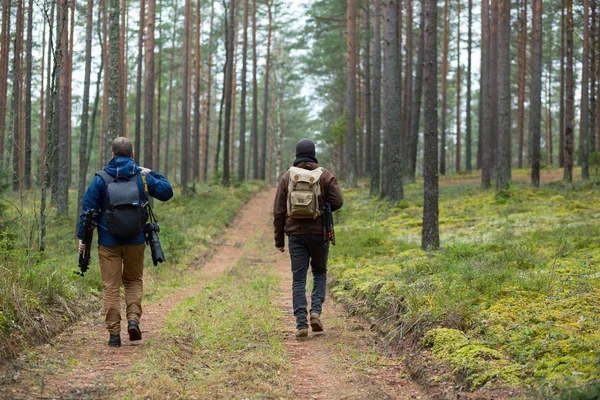 City Cesis, Latvia republic. Two photographers walk through the — Stock Photo, Image