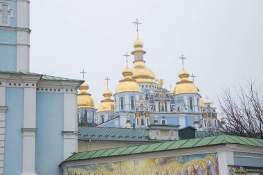 Kiev şehri, Ukrayna. Şehir merkezinde sabah sisi ve kilise var.. 