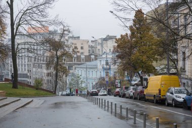 Şehir, Kiev, Ukrayna. Sabah şehir merkezinde. Bui ile sokak