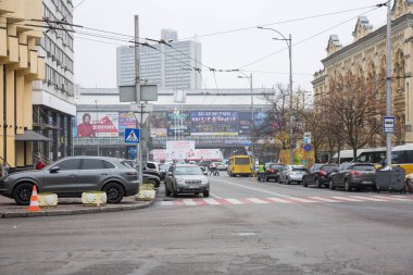 Şehir, Kiev, Ukrayna. Sabah şehir merkezinde. Bui ile sokak