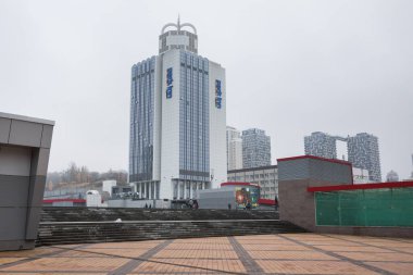 Şehir, Kiev, Ukrayna. Şehir merkezi, büyük binalarla dolu bir cadde.