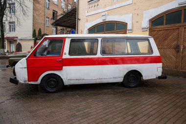 Şehir, Kiev, Ukrayna. Şehir merkezinde trafik ve otobüs var. Sokak dansı.