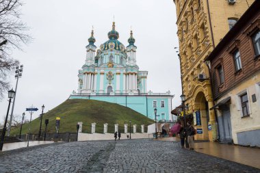 Kiev şehri, Ukrayna. Şehir merkezinde sabah sisi ve kilise var.. 