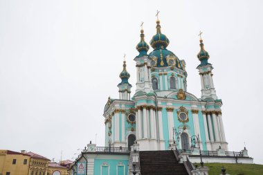 Kiev şehri, Ukrayna. Şehir merkezinde sabah sisi ve kilise var.. 