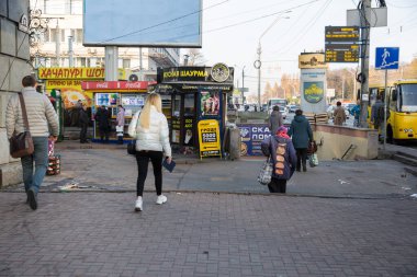 Şehir, Kiev, Ukrayna. Şehir merkezinde insanlar ve turistler var. Sahne