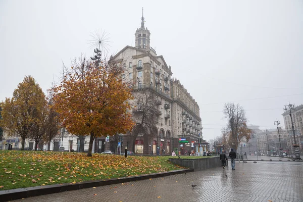 Ciudad, Kiev, Ucrania. Centro de la ciudad en la niebla de la mañana. ingenio de la calle — Foto de Stock