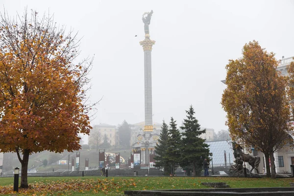 Miasto, Kijów, Ukraina. Plac miejski w porannej mgle z monumą — Zdjęcie stockowe