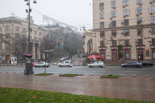 Stadt, Kiew, Ukraine. Innenstadt mit Verkehr. Straße mit Bebauung — Stockfoto