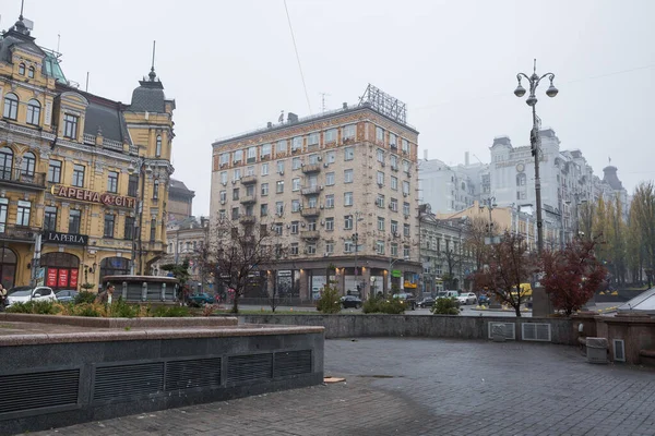 Ciudad, Kiev, Ucrania. Centro de la ciudad en la niebla de la mañana. ingenio de la calle —  Fotos de Stock