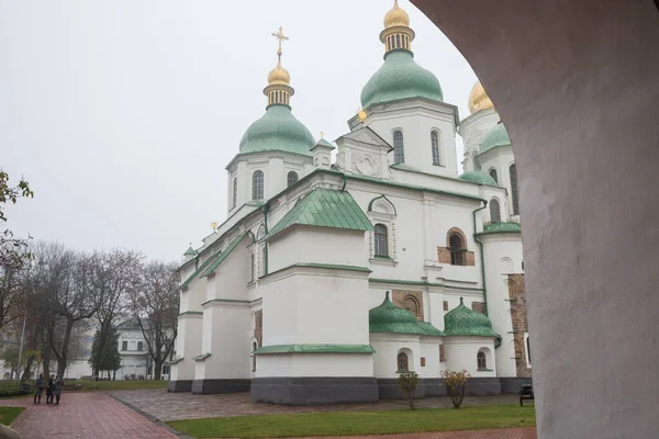 Cidade Kiev, ucraniano. Névoa da manhã e igreja no centro da cidade — Fotografia de Stock