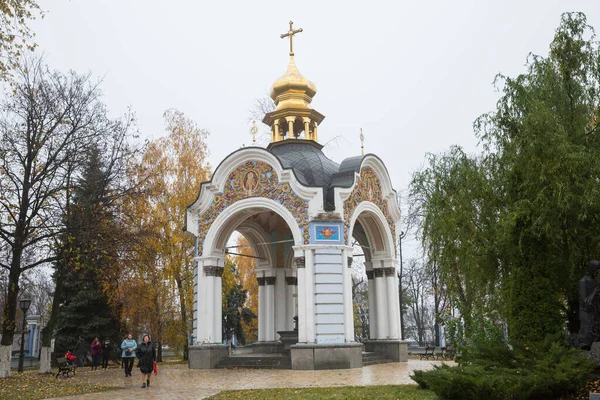 Cidade Kiev, Ucrânia. Névoa da manhã e igreja no centro da cidade . — Fotografia de Stock