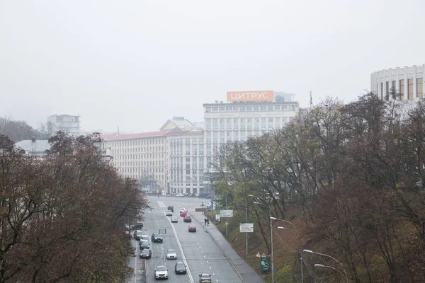 Stad Kiev, Oekraïne. Stadscentrum in de ochtend. Straat met bui — Stockfoto