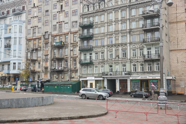 Ciudad, Kiev, Ucrania. Centro de la ciudad por la mañana. Calle con bui —  Fotos de Stock