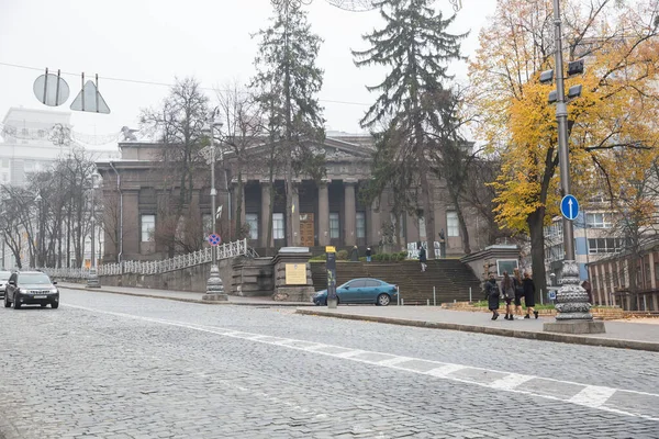 Stadt, Kiew, Ukraine. Stadtzentrum am Morgen. Straße mit Bui — Stockfoto