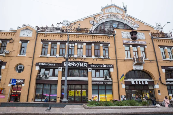 Cidade, Kiev, Ucrânia. Centro da cidade de manhã. Rua com bui — Fotografia de Stock