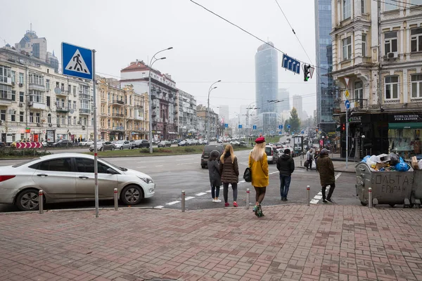 Ciudad, Kiev, Ucrania. Centro de la ciudad por la mañana. Calle con bui — Foto de Stock