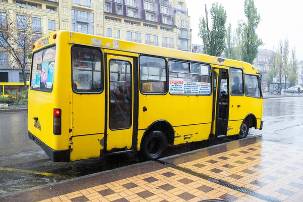Şehir, Kiev, Ukrayna. Trafik ve sarı otobüslü şehir merkezi. St