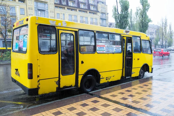 City, Kiev, Ukraine. City center with traffic and bus. Street wi — Stock Photo, Image