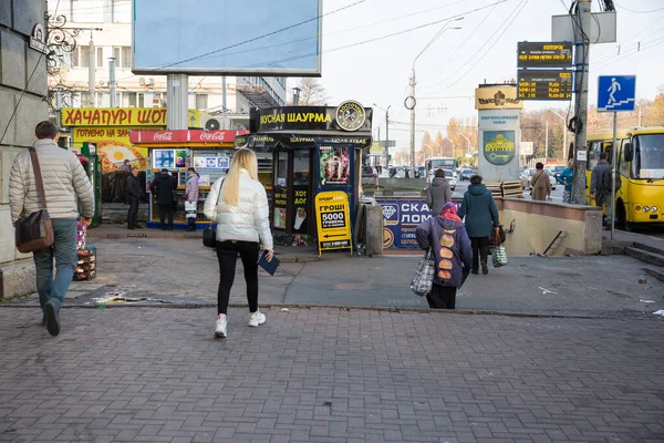 ウクライナのキエフ市。人や観光客と市内中心部。木 — ストック写真