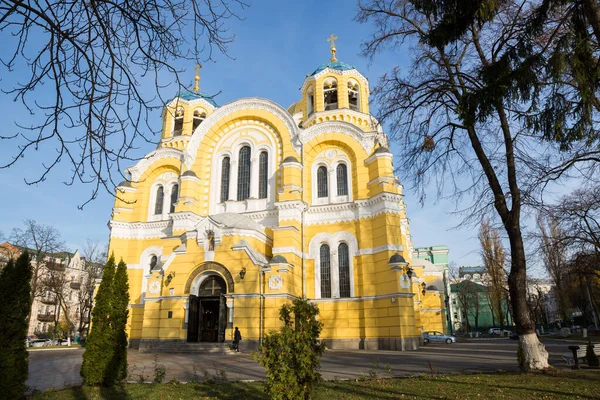 Ciudad Kiev, Ucrania. Iglesia ortodoxa en el centro de la ciudad. Pasajeros - — Foto de Stock