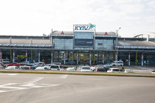 City, Kiev, Ukraine. Airport building and infrastructure. Street — Stock Photo, Image