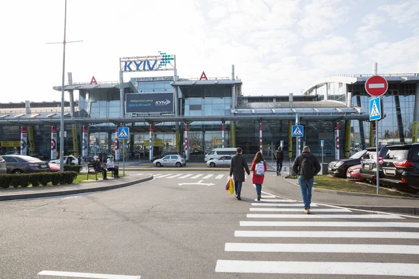 Şehir, Kiev, Ukrayna. Havaalanı binası ve altyapı. Sokak