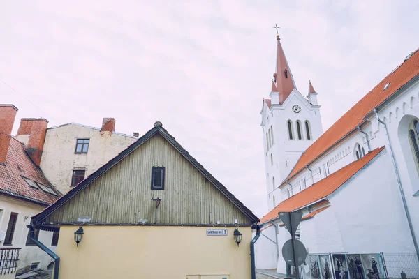 City Cesis, Lotyšsko. Ulice se starými domy a kostelem. Cestování ph — Stock fotografie