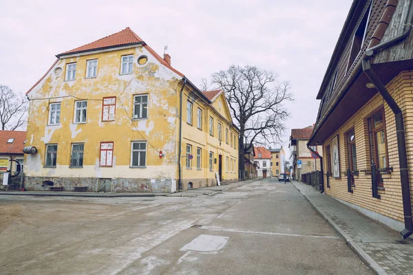 City Cesis, Letonia. Calle con casas viejas y ventanas. Viaje p — Foto de Stock