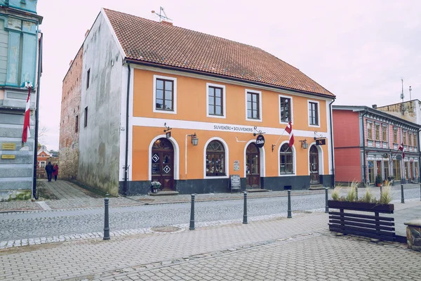 City Cesis, Letónia. Rua com casas antigas e janelas. Viagem p — Fotografia de Stock