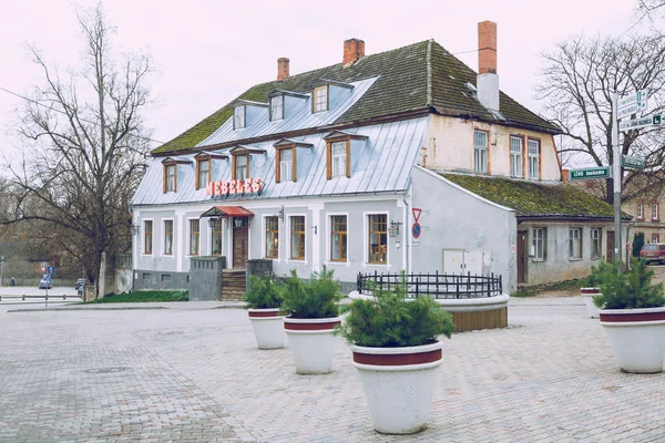 ( 영어 ) city cesis, Latvia. 오래 된 집 과 윈도우가 있는 거리. 여행 P — 스톡 사진