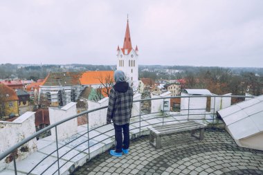 Cesis şehri, Letonya. Eski kilise, insan ve kule