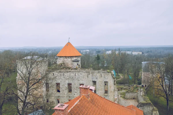 City Cesis, Letland. 13e eeuws kasteel met park in la — Stockfoto