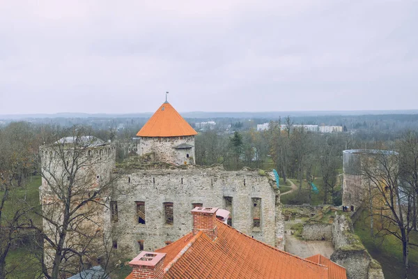 Ciudad Cesis, República de Letonia. Castillo del siglo XIII con parque en la — Foto de Stock