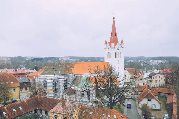 City Cesis, Lotyšsko. Ulice se starými domy a kostelem. Cestování ph — Stock fotografie