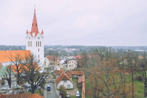 City Cesis, Letonia. Calle con casas antiguas e iglesia. Viaje ph — Foto de Stock