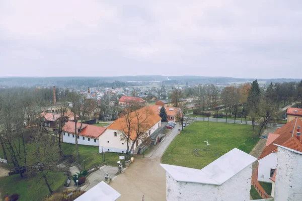 City Cesis, Lotyšsko. Ulice se starými domy a parkem. Cestovní phot — Stock fotografie