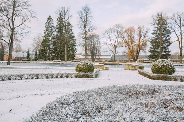 City Cesis, Letonia. En invierno, el parque de la ciudad con vegetación y s — Foto de Stock