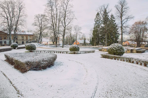 City Cesis, Letonia. En invierno, el parque de la ciudad con vegetación y s — Foto de Stock